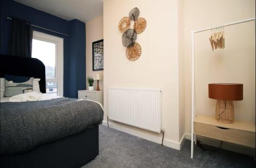 Ένα ή περισσότερα κρεβάτια σε δωμάτιο στο Helen's 3-Bedroom House in Abertillery