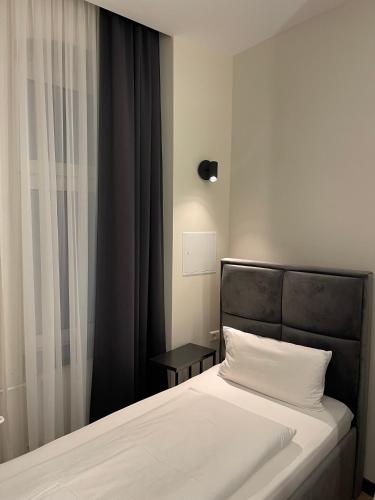 En eller flere senge i et værelse på Motel Blue Messe