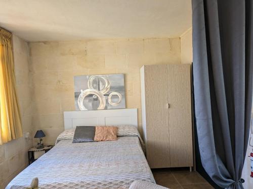 Postel nebo postele na pokoji v ubytování Harruba Flt 3 Triq il Gudja
