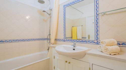 Alvor 3 Bed Apt with Airconditioning, Sea and Poolview near Beach