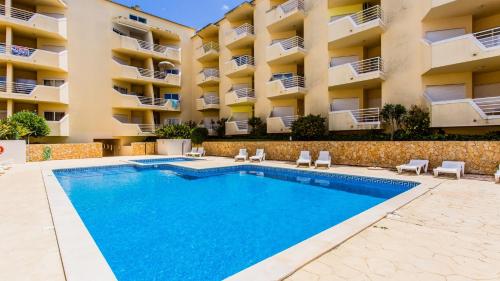 Alvor 3 Bed Apt with Airconditioning, Sea and Poolview near Beach