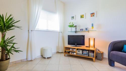 Alvor 3 Bed Apt with Airconditioning, Sea and Poolview near Beach