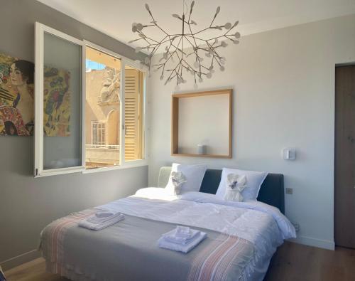 une chambre avec un lit avec deux serviettes dessus dans l'établissement Click! Magical Views Notre-Dame, Vieux Port & Rooftops - Walk to All, à Marseille