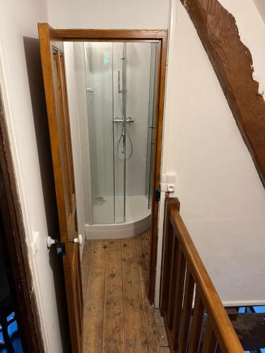- une douche à l'italienne dans une chambre dotée d'une porte en verre dans l'établissement Chaumière normande, les pommiers proches de la mer, à Blonville-sur-Mer