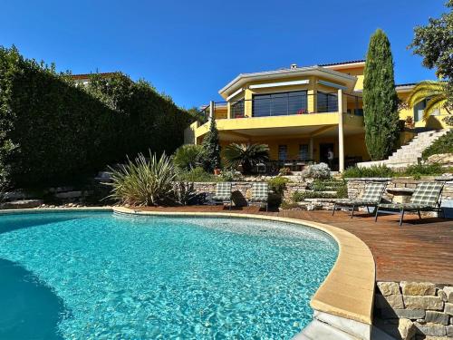 une maison avec une piscine devant une maison dans l'établissement Villa d'exception avec Piscine et Jardin, à Saint-Gély-du-Fesc