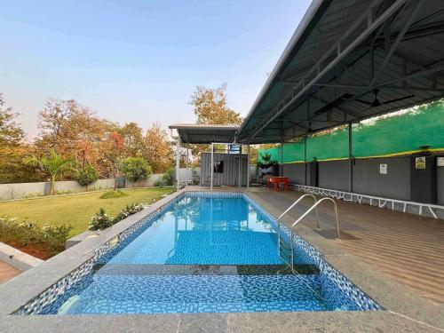 Bazén v ubytování Stay Leisurely Leviosa 3BHK, Karjat nebo v jeho okolí