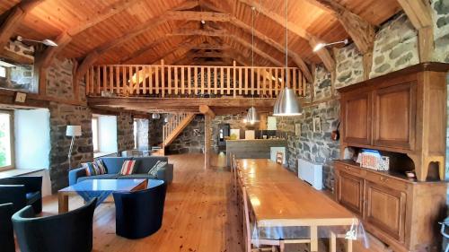 une salle à manger avec une table et des chaises dans un bâtiment dans l'établissement Cabana & Les Gîtes de Michon, à Mazet-Saint-Voy