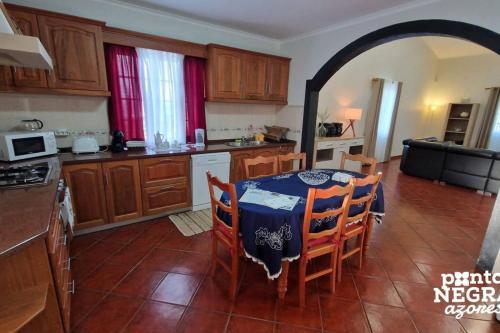 Dapur atau dapur kecil di Johnny's House by PontaNegraAzores