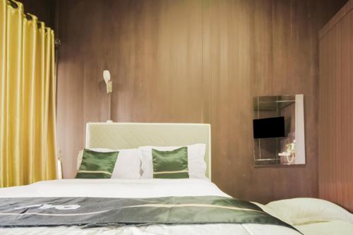 Katil atau katil-katil dalam bilik di Townhouse Oak Ilir Timur I Near Ptc Mall
