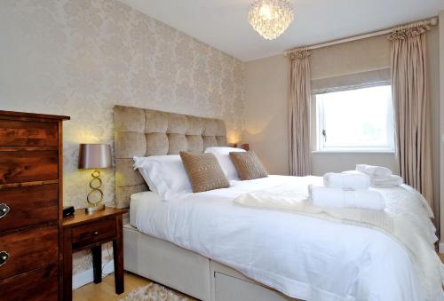 A bed or beds in a room at Fonthill Apartment 