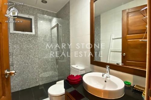 Ένα μπάνιο στο Villa Tree Samui - Unique 5BR Tropical Villa