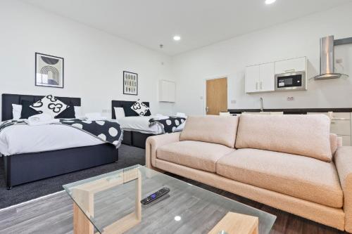 ein Wohnzimmer mit einem Sofa und 2 Betten in der Unterkunft Cosy, Studio in Dudley with Netflix and Parking in Dudley