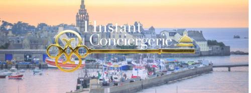 Signe indiquant une confédération iridisciplinaire avec une ville dans l'établissement Joli studio Rockroum, à Roscoff