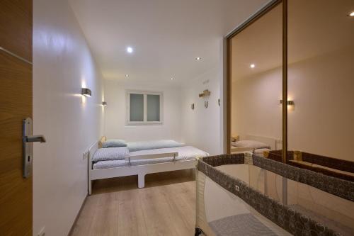 En eller flere senge i et værelse på Paris Premium Family House