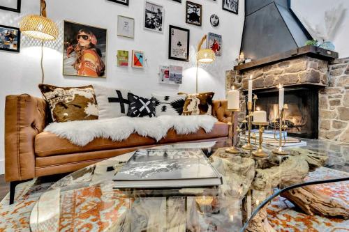 Χώρος καθιστικού στο Apres All Day Stylish Retreat Near Beach & Slopes