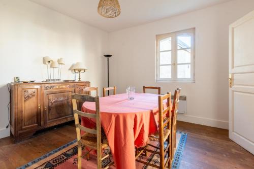 une salle à manger avec une table et une fenêtre dans l'établissement La Maison Vergès, à Ossun