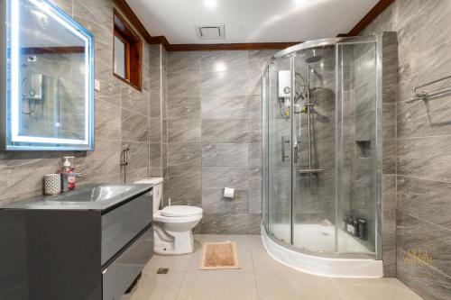 Koupelna v ubytování Bali-Inspired Villa with Private Pool ,Sleeps 10