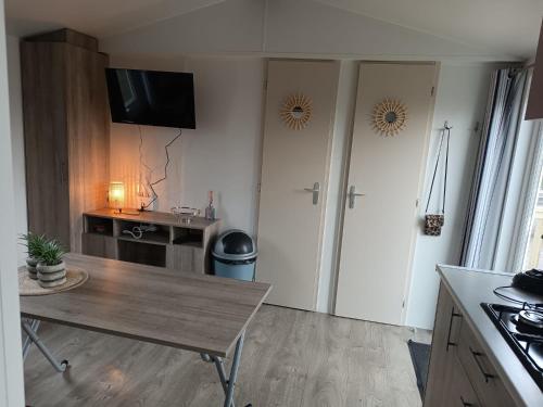Kuchyň nebo kuchyňský kout v ubytování BJ Chalets - Simonsgat 40 - Vakantiepark Lauwersoog- Chalet aan SPEELTUIN