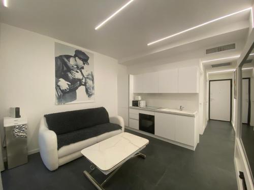 un salon avec un canapé et une table dans l'établissement Cannes 2 pièces Contemporain, à Cannes