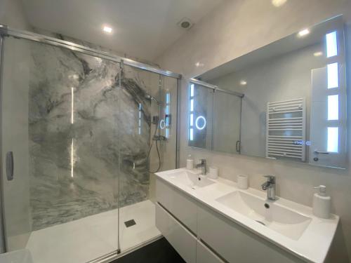 une salle de bain avec un lavabo et une douche dans l'établissement Cannes 2 pièces Contemporain, à Cannes