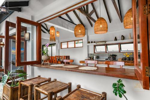 Posezení v ubytování Bali-Inspired Villa with Private Pool ,Sleeps 10