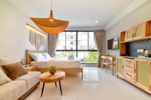 a living room with a bed and a couch at Rim Apartment Pattaya in Pattaya South