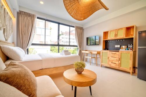 a living room with a couch and a table at Rim Apartment Pattaya in Pattaya South