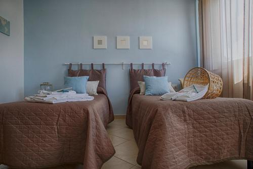two beds sitting next to each other in a room at L'Approdo in San Leone
