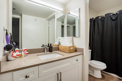 Bilik mandi di Style, Peace, Comfort in N Hollywood Next to Burbank Free Indoor Parking and Wifi