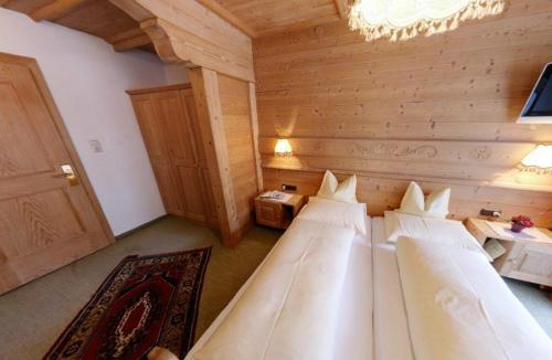 Tempat tidur dalam kamar di Hotel Sailer