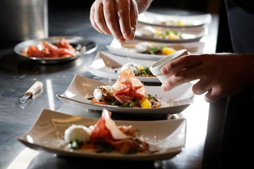 Makanan di atau berdekatan hotel