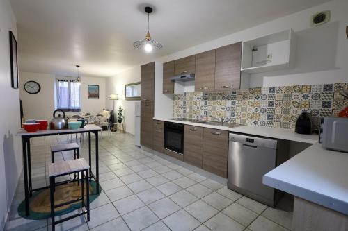 Η κουζίνα ή μικρή κουζίνα στο Duplex Gite Sebari centre ville parking proche CNPE