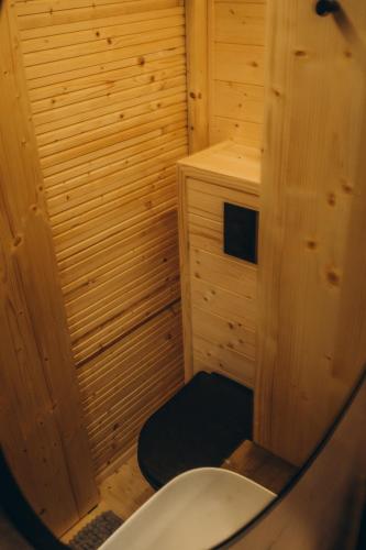 Tiny house s vyhřívacím koupacím sudem