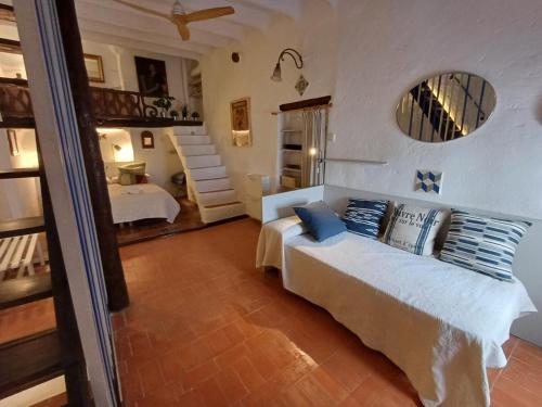 ペニスコラにあるA H RENTALS Casa Mira en Calmaの枕が置かれたベッドのある寝室