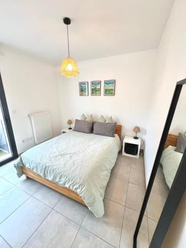 une chambre avec un grand lit dans une pièce dans l'établissement T2 dans résidence calme - proche des thermes et du centre, à Châtel-Guyon