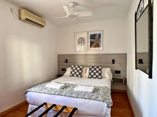 Una cama o camas en una habitación de Fairways Club