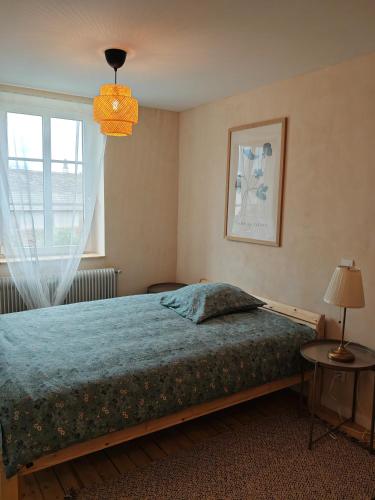 une chambre avec un lit et une fenêtre dans l'établissement Chambre 2 dans appartement partagé proche de Strasbourg, à Wasselonne