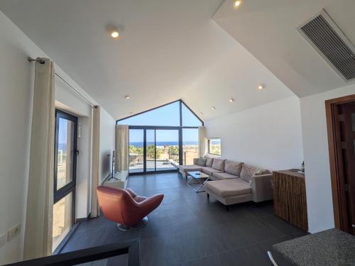 Χώρος καθιστικού στο Sea & Golf Views 2BR Villa with Free Beach & Pool Access