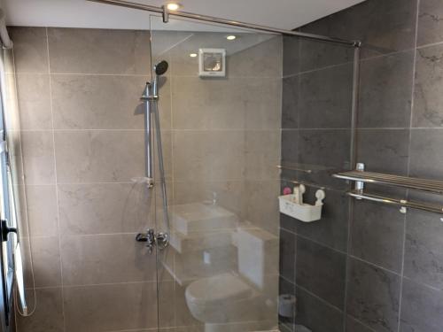 Ένα μπάνιο στο Sea & Golf Views 2BR Villa with Free Beach & Pool Access