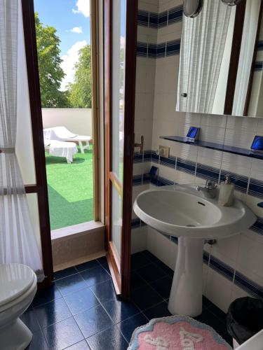 Ένα μπάνιο στο The little lake Verona villa