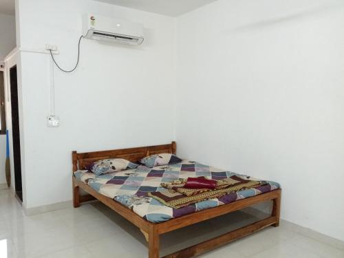 Bett in einem weißen Zimmer mit in der Unterkunft Annapurna beach resort in Malvan