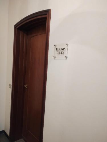 a wooden door with a sign that reads horizons ghetto at Palazzo Cusani Charming Rooms in Vercelli