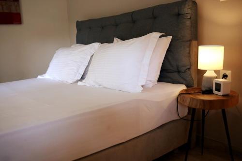 Postel nebo postele na pokoji v ubytování Gatelouzou Apartments