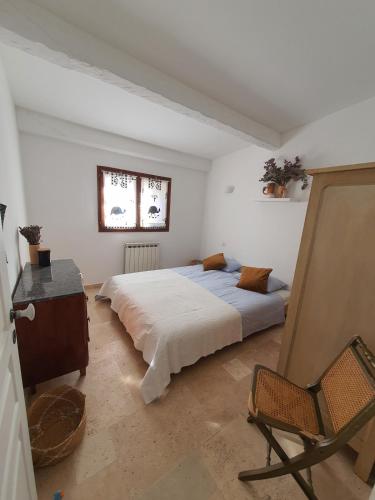 une chambre avec un lit et une chaise dedans dans l'établissement La Bergerie Pool and View, à Roquebrune-Cap-Martin