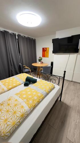 Televisyen dan/atau pusat hiburan di Exquisite Rooms in Shared Villa with Garden & Parking