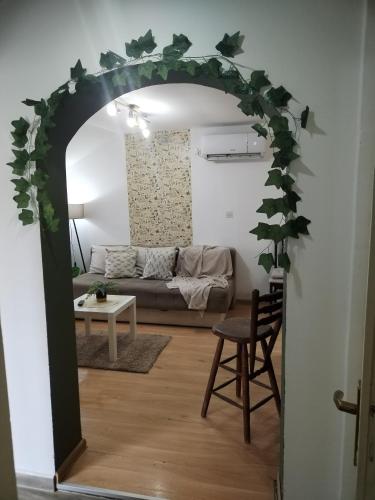 un arco en una sala de estar con sofá en STEFAN, en Vrnjačka Banja