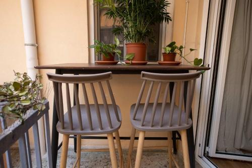 Stylish 2BR Koukaki l Balcony & Work-Friendly Desk