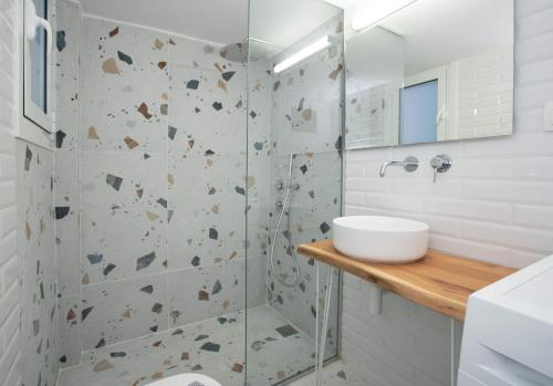 Stylish 2BR Koukaki l Balcony & Work-Friendly Desk