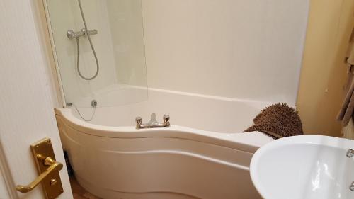 une salle de bain avec une baignoire, des toilettes et un lavabo dans l'établissement Watermill Farm Cottages, à Metheringham