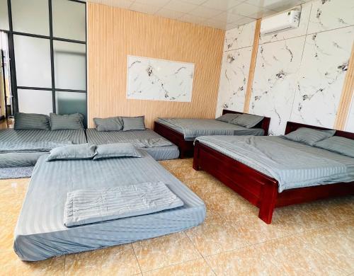 Una cama o camas en una habitación de Tùng Thư Garden